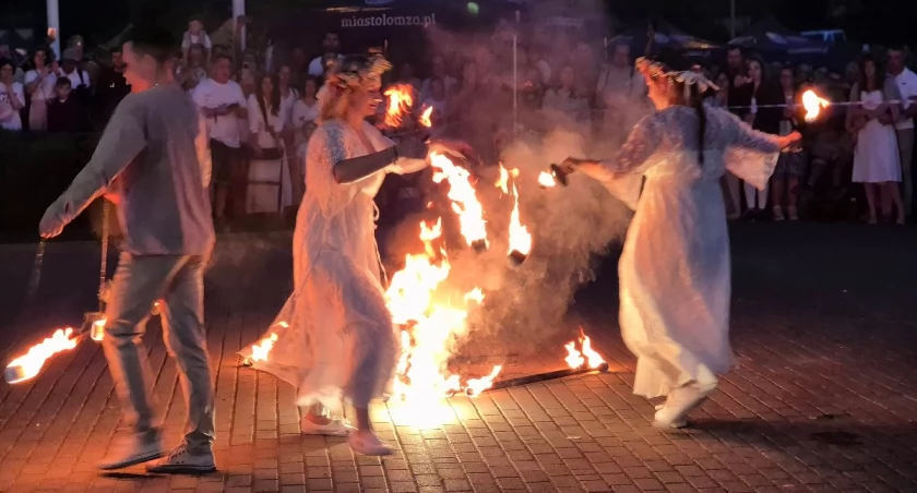 Ogniska, wianki i muzyka nad bulwarami. Za nami Noc Świętojańska w Łomży [FOTO]