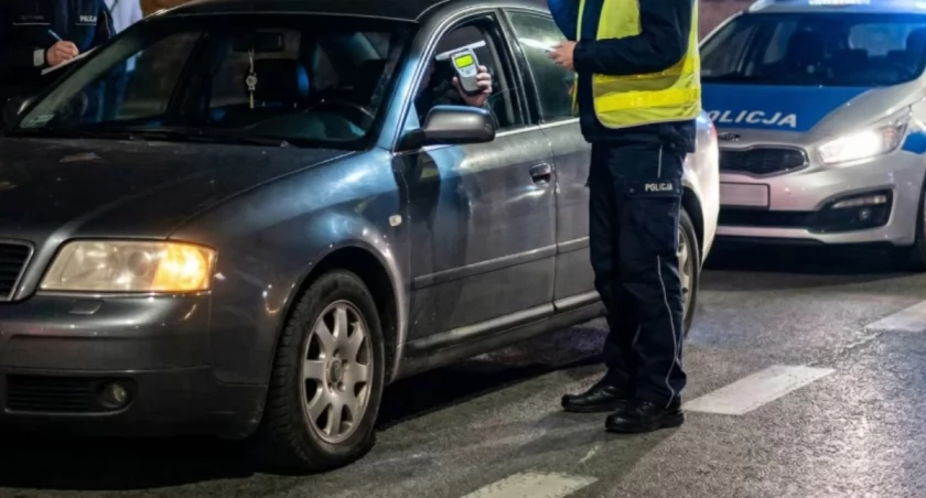 Świadkowie widzieli, jak 37-latka wsiada do samochodu po alkoholu. Przy policjantach bełkotała i słaniała się na nogach