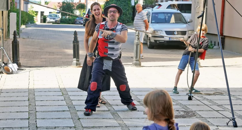 Kanadyjski żywioł na ul. Długiej. Pierrick St-Pierre rozbawił dzieci, a dorosłym dał do myślenia [VIDEO i FOTO]