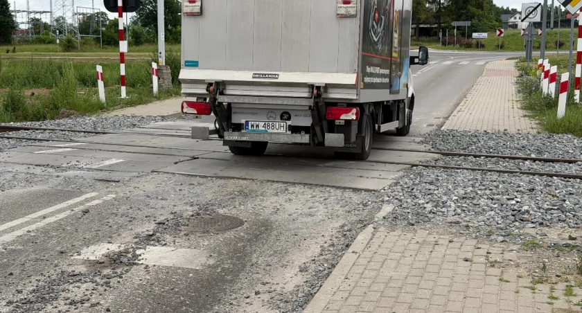 Koniec z horrorem na Strusiej? Kolejarze zamykają przejazd i obiecują porządny remont [VIDEO]