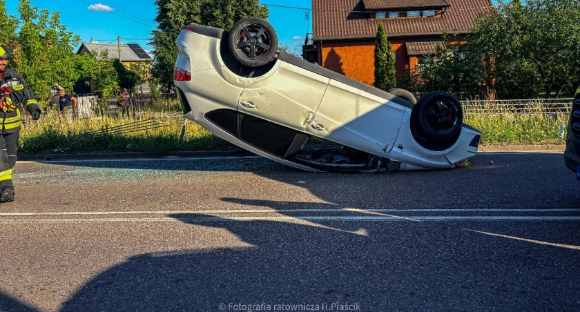 Groźne zderzenie w Nowogrodzie. Seat wylądował na dachu [FOTO]