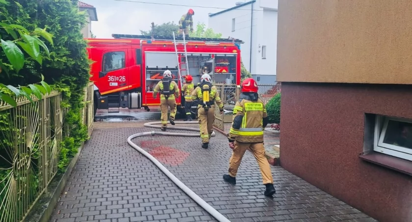 Pięć zastępów straży w akcji na ul. Chętnika. Palił się dach domu [FOTO]
