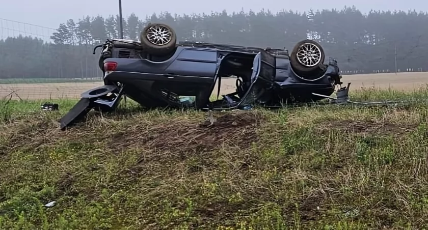 Groźny wypadek na S61. BMW dachowało po zderzeniu z ciężarówką [FOTO]