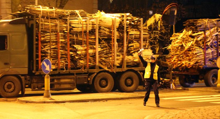Ciężarówka z drewnem blokuje wjazd na rondo [FOTO]