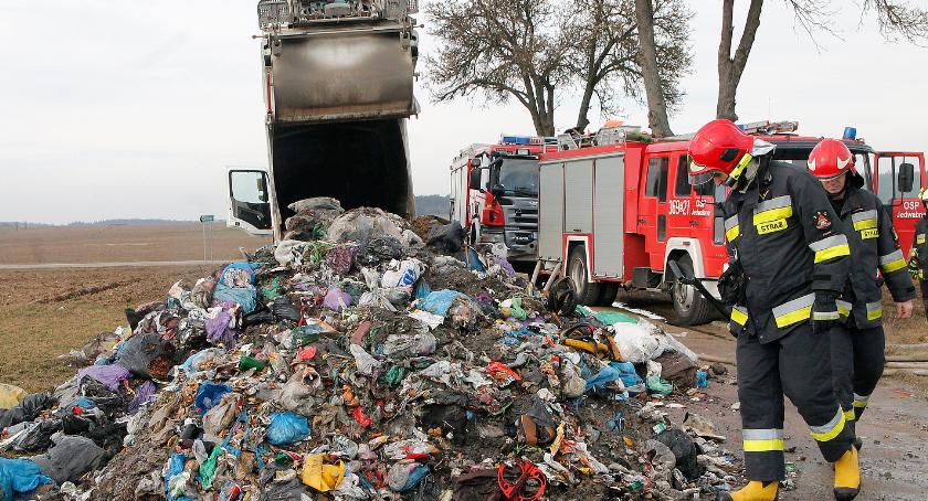 Odpady na drodze. Śmieciarka mogła się zapalić [FOTO]