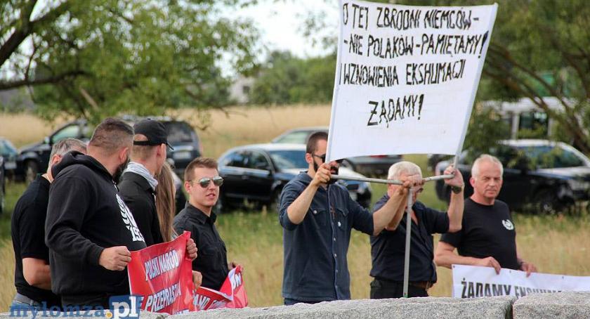 Jedwabne: Premier nie wyklucza ekshumacji