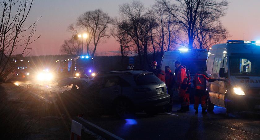 Jakać Młoda: Groźny wypadek osobówki i tira [FOTO]