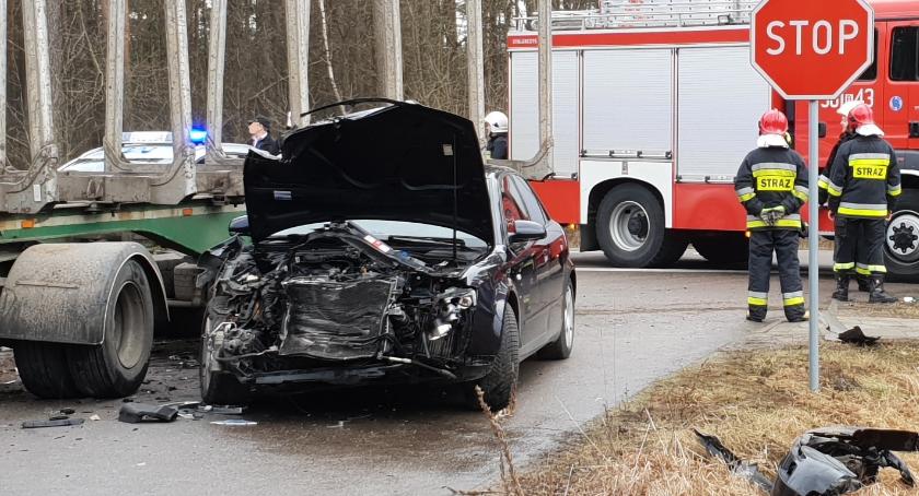 Zbójna: Audi zderzyło się z ciężarówką. Dwie osoby trafiły do szpitala [FOTO]
