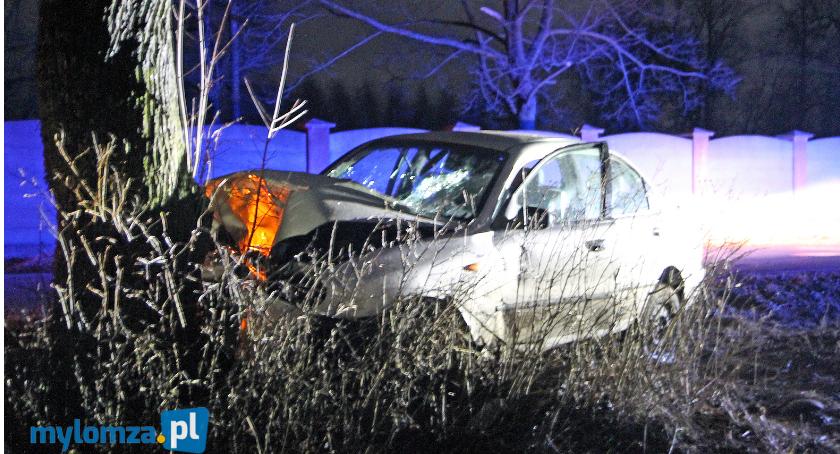 Janczewo: Auto na drzewie. Dwie osoby w szpitalu [FOTO]