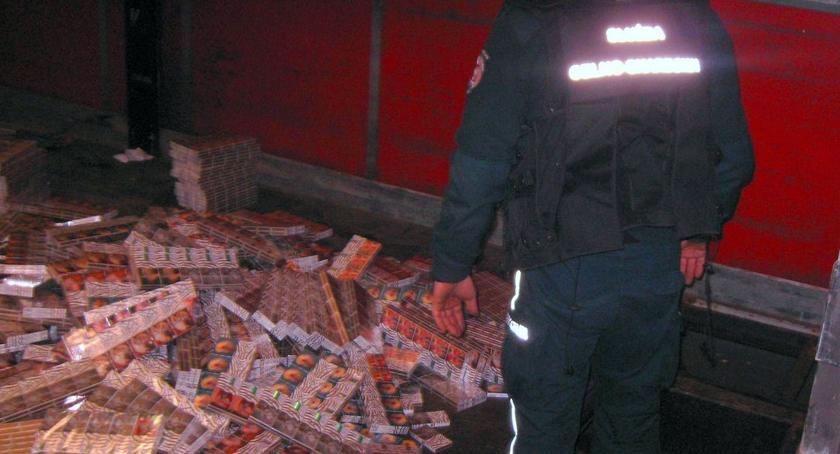Chciał przemycić ponad 30 tys. paczek papierosów [FOTO]
