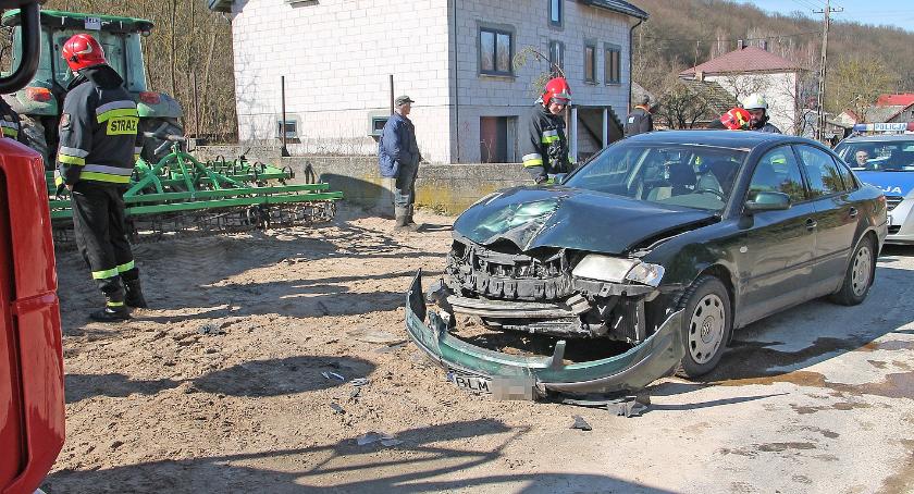 Pniewo: Passat zderzył się z ciągnikiem. Jedna osoba w szpitalu [FOTO]
