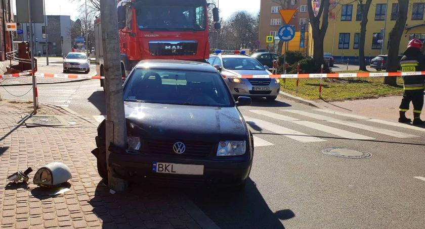 Łomża: Volkswagen uderzył w latarnię przy Placu Niepodległości [FOTO]