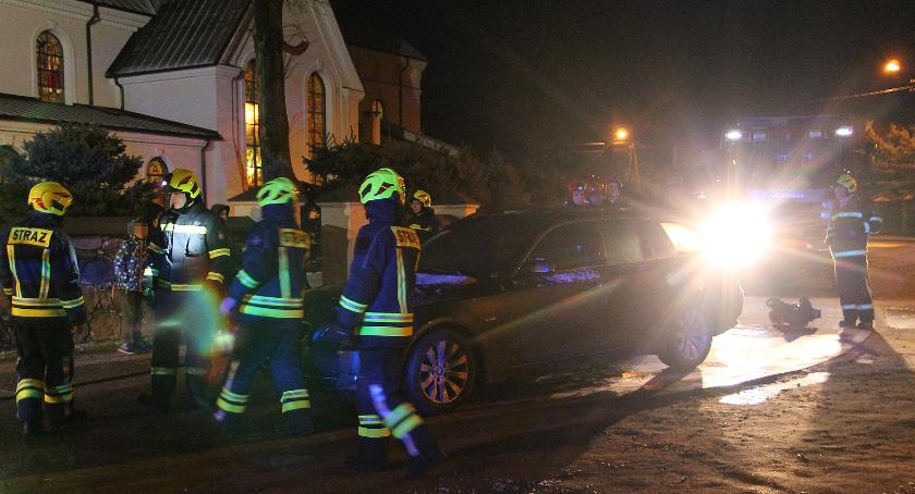 Nowogród: BMW zapaliło się pod kościołem [FOTO]