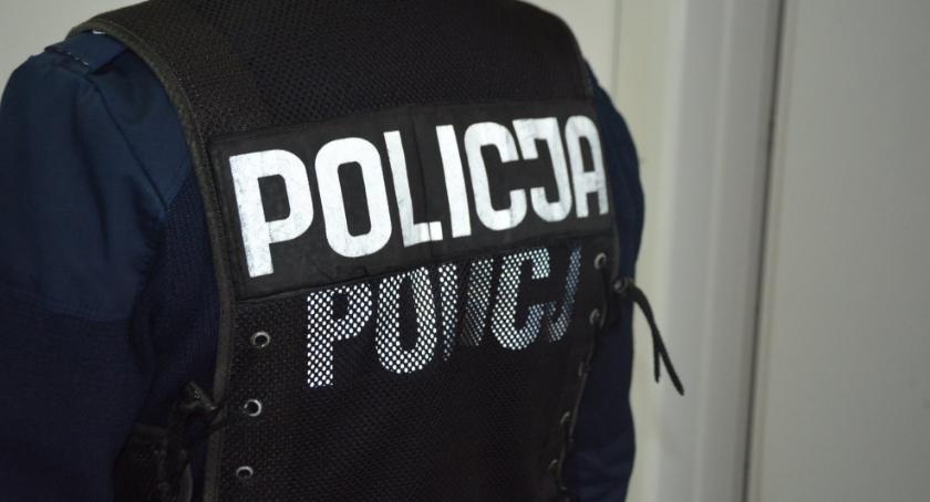 Złodziej na widok policji schował się za wersalką i nie chciał wyjść