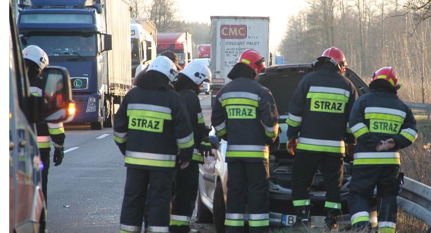 Jakać Dworna: Peugeot dostał się między tira a barierki [FOTO]