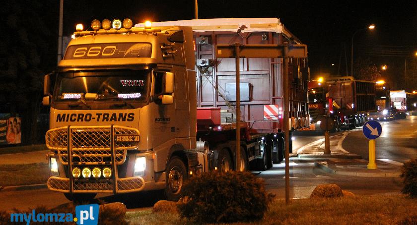 Nocny transport ponadgabarytowy do MPEC. Wielki kocioł na biomasę dotarł do Łomży [VIDEO i FOTO] 