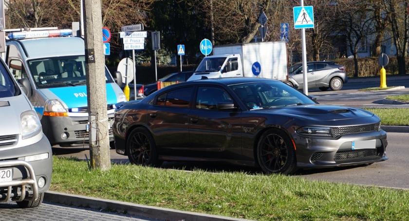 Łomża: Piekielnie mocny Dodge zderzył się z ambulansem [FOTO]