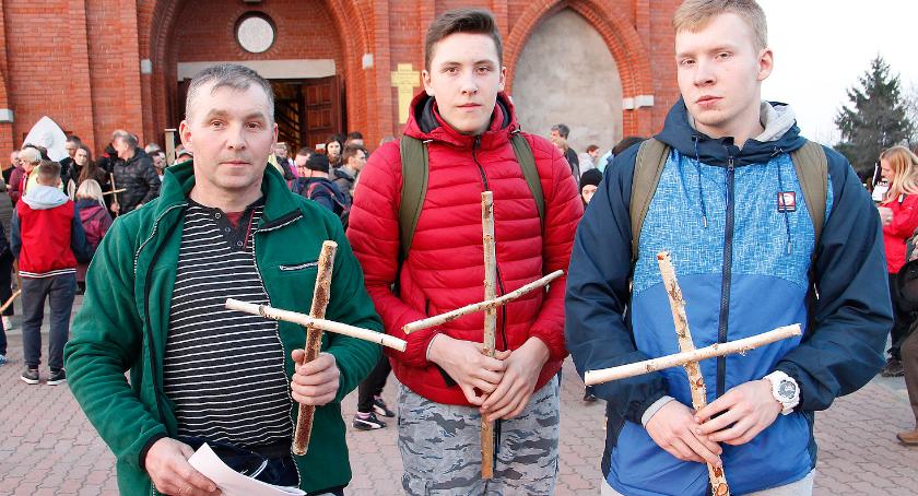 Ból, zmęczenie i kilkadziesiąt kilometrów do pokonania w nocy! Ekstremalna Droga Krzyżowa wyruszyła z Łomży [FOTO]