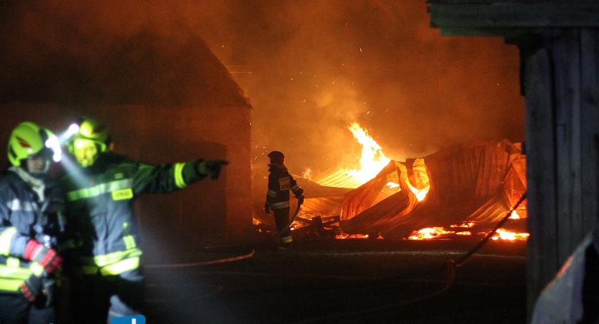 Duży pożar zabudowań w gminie Miastkowo [FOTO]