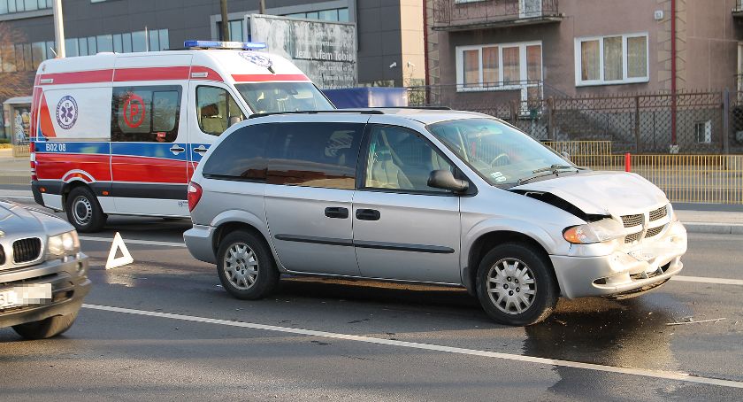 Karambol na Sikorskiego. Pasażerka w szpitalu [FOTO]