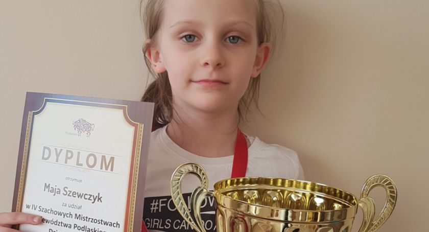 Łomża: Młoda szachistka z pucharem [FOTO]
