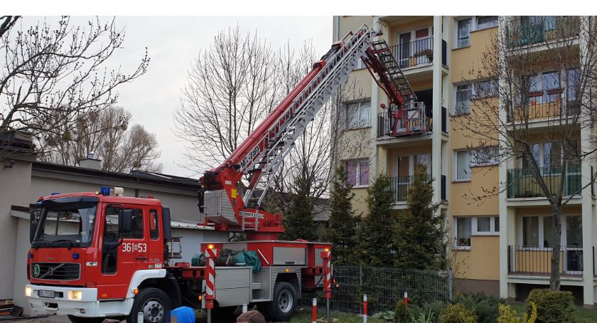 Strażacy weszli przez balkon, żeby ratować mężczyznę [FOTO]