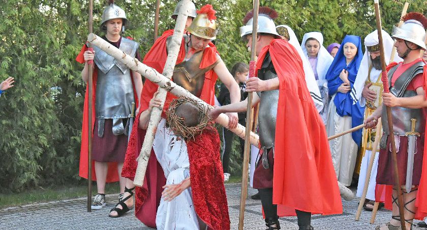 Wielki Piątek: Misterium Męki Pańskiej w Miastkowie [FOTO]