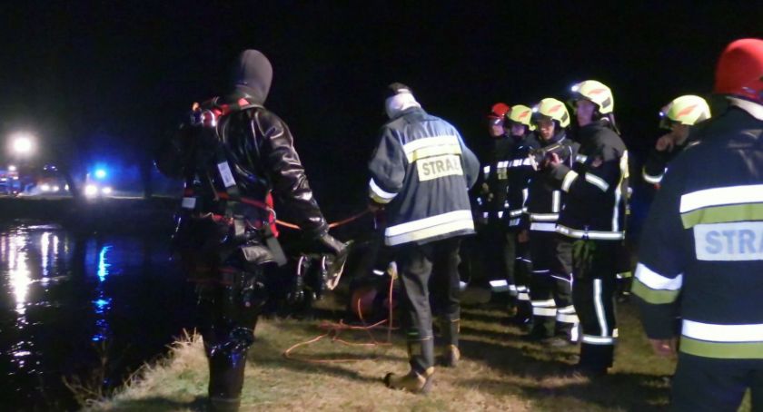 Samochód wpadł do Pisy. Uratowano kierowcę! [VIDEO i FOTO]