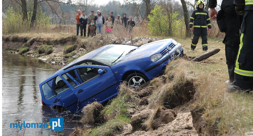 Strażacy wyciągnęli volkswagena z rzeki [VIDEO i FOTO]