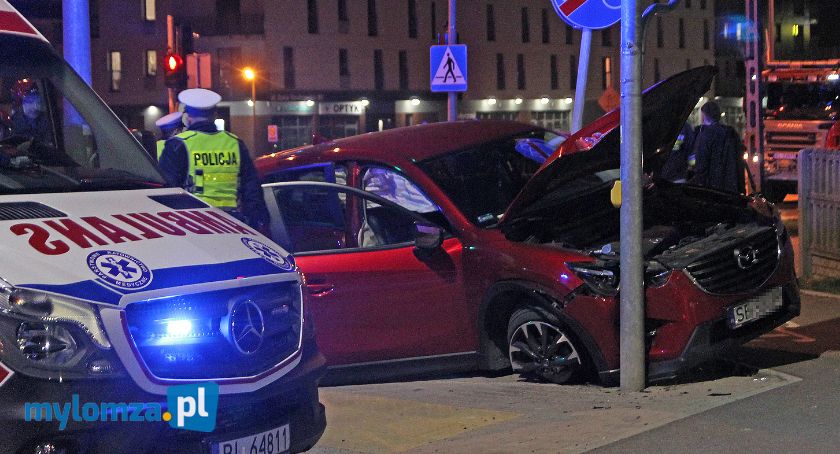 Mazda na słupie, urwane koło. To 