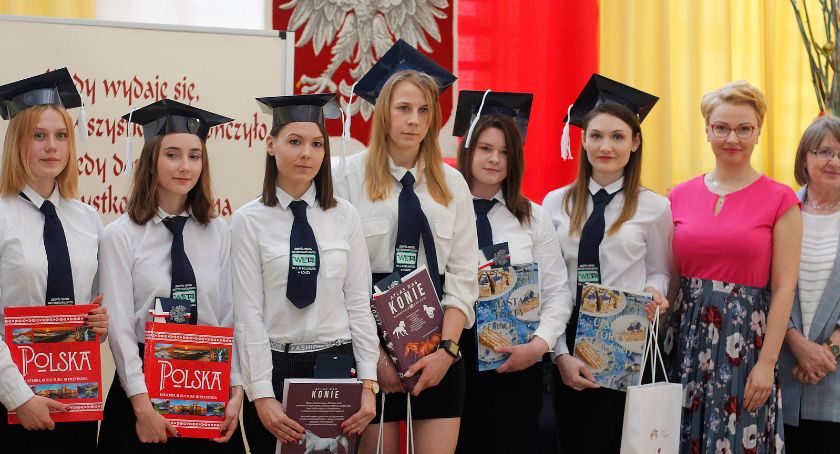 Łomża: Absolwenci WETY otrzymali świadectwa i nagrody [FOTO]