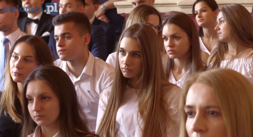 Łomża: Klasy maturalne II LO zakończyły rok szkolny [VIDEO]