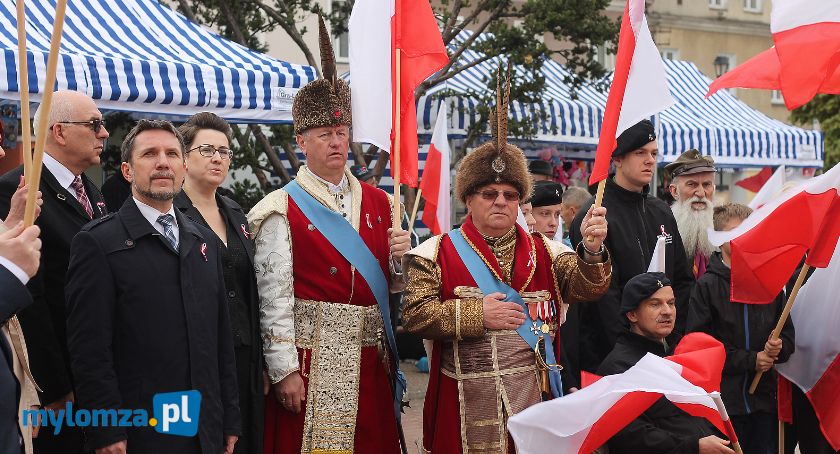 Biało-czerwony Stary Rynek. Łomża świętuje Dzień Flagi RP [FOTO]