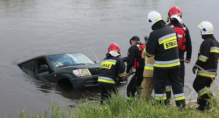 Terenowa toyota z lawetą wpadła do Narwi! [VIDEO i FOTO]