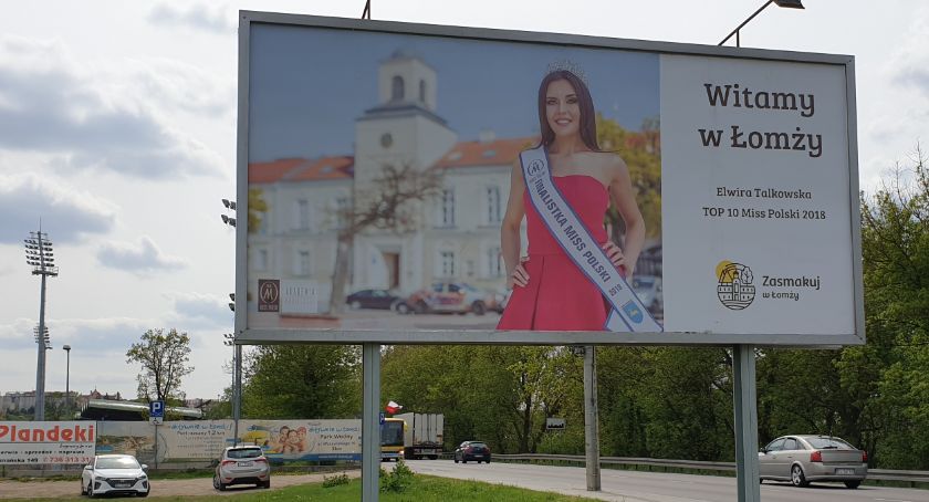 Piękne dziewczyny na bilbordach witają podróżnych [FOTO]