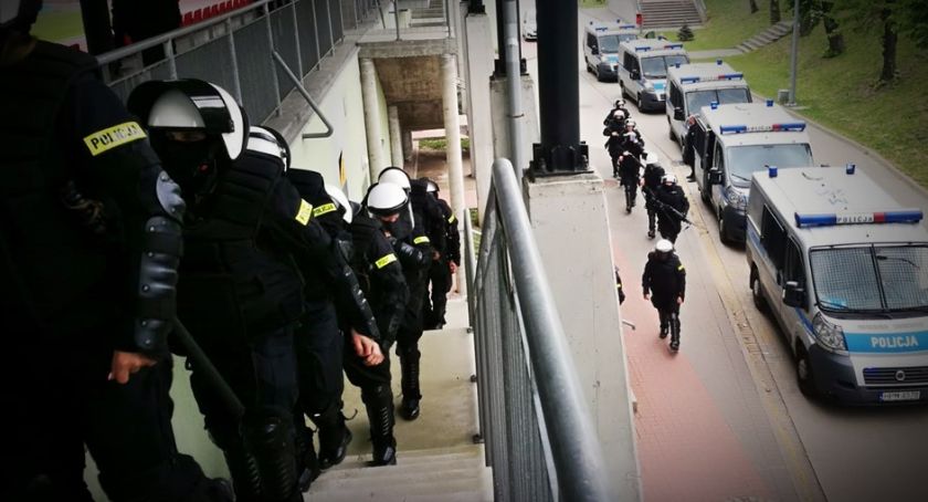 Łomża: Policja przypuściła atak na stadion [FOTO]