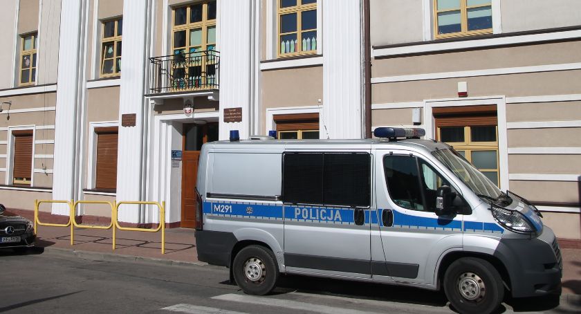Szkoły zaplombowane i pilnowane przez policję! [FOTO]