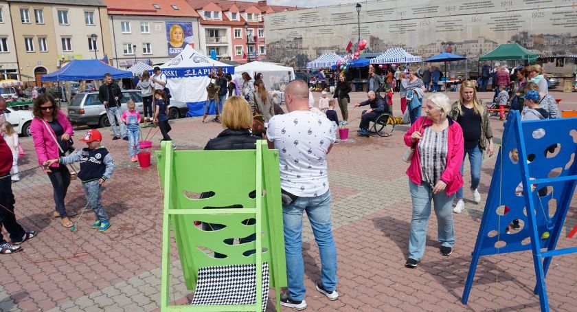 Cyrkowe sztuczki na Starym Rynku w Łomży [VIDEO i FOTO]
