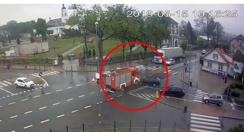 Wóz strażacki po wypadku na skrzyżowaniu wjechał w dom [VIDEO Z MONITORINGU]
