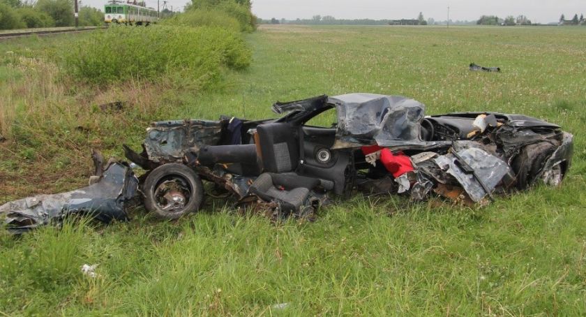 Wypadek na przejeździe kolejowym. Samochód rozerwało na strzępy