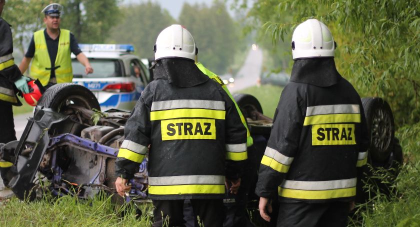 Wypadek na trasie Jedwabne – Przytuły. Dwie osoby w szpitalu [FOTO]