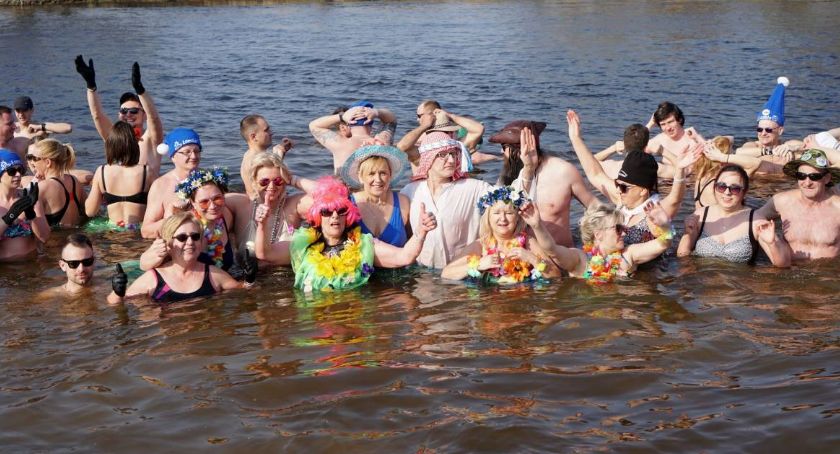 Morsy sprzątną brzeg Narwi. Chętni mile widziani