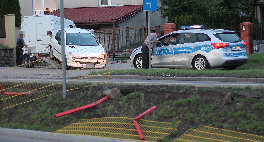 Łomża: Skasowane barierki i uszkodzony peugeot [FOTO]