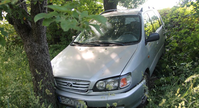 Toyota po kolizji spadła z nasypu [FOTO]