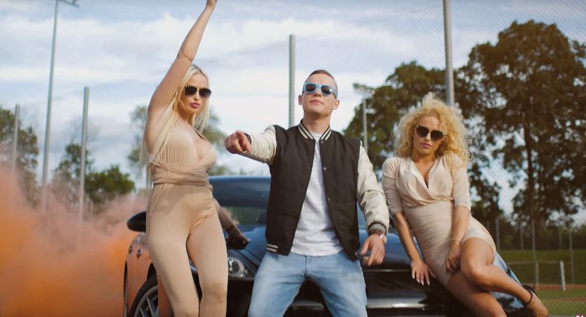 Rolnik Szuka Porsche na łomżyńskim stadionie [VIDEO] 