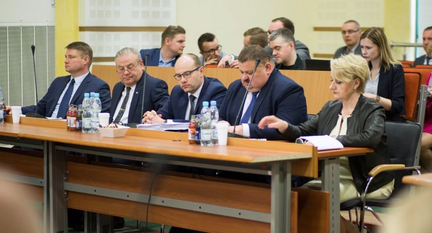 Bez wotum zaufania, ale z absolutorium
