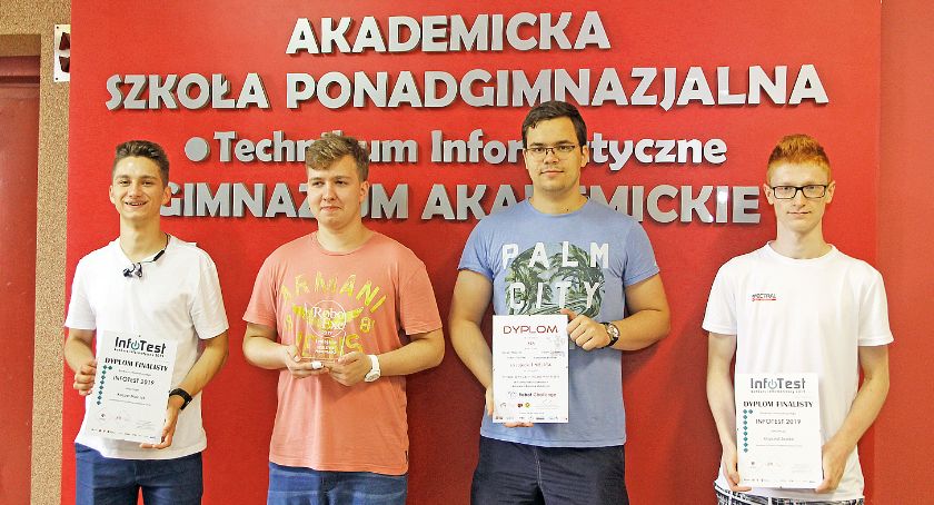 Akademicka Szkoła Ponadgimnazjalna, czyli szkoła liderów informatyki