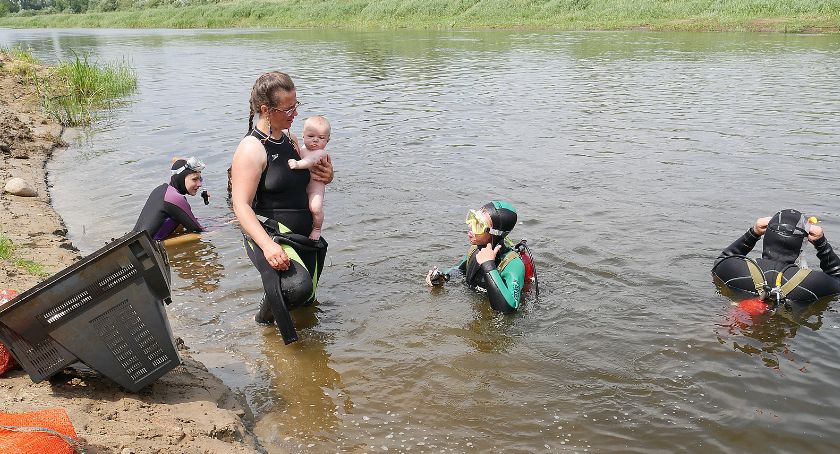 Bronowo: Płetwonurkowie szukali w Narwi aparatu Wołkowa [VIDEO i FOTO]