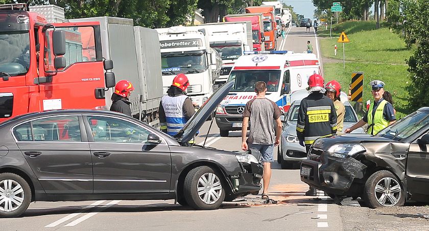 Trzy osoby w szpitalu po wypadku na trasie Łomża – Zambrów. Droga zablokowana! [FOTO]