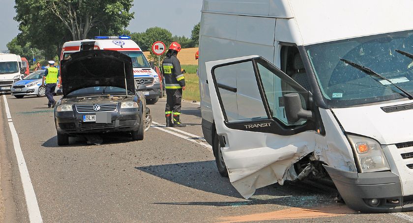 Dwie osoby w szpitalu po wypadku w Grzymałach Szczepankowskich! Droga zablokowana [FOTO]